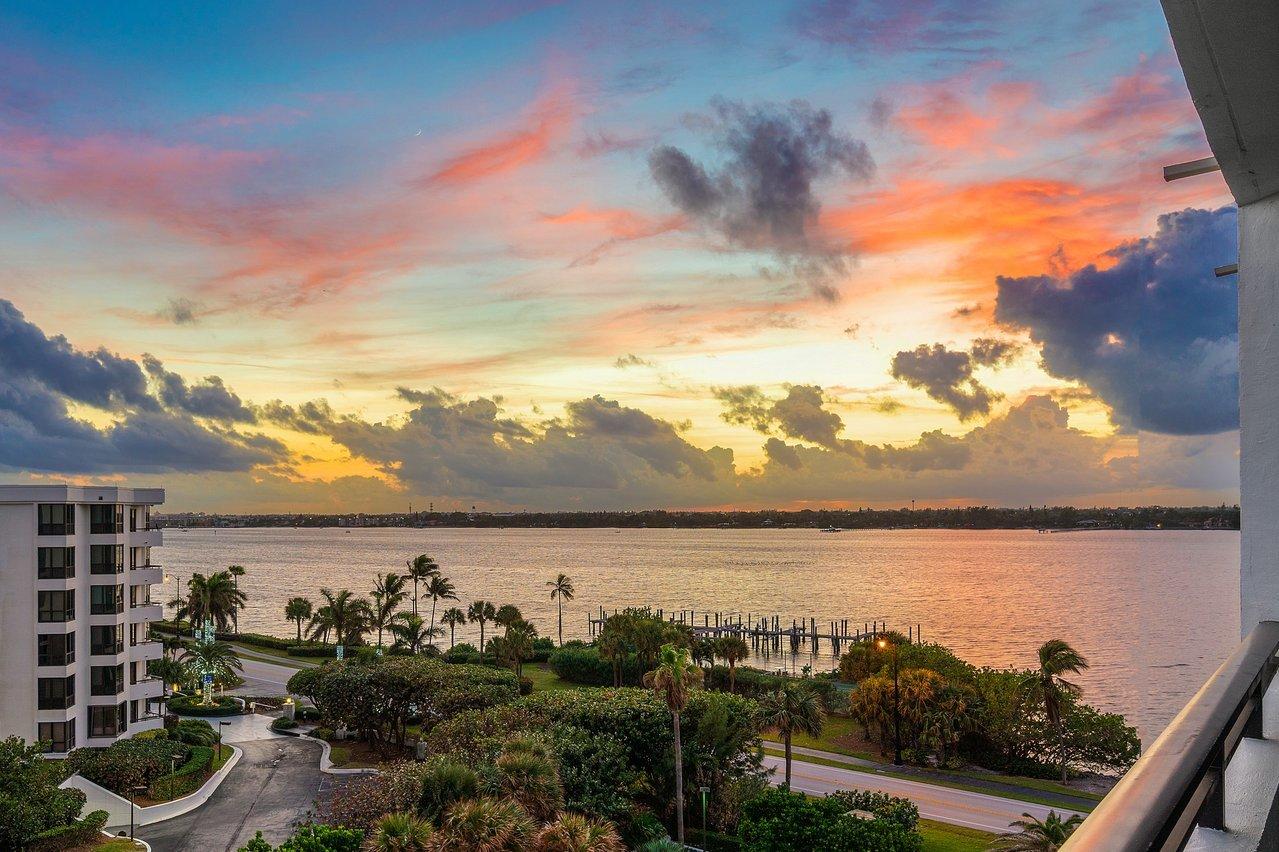 PALM BEACH HAMPTONCONDO DECL FILED 4-26-85-IN - Residential