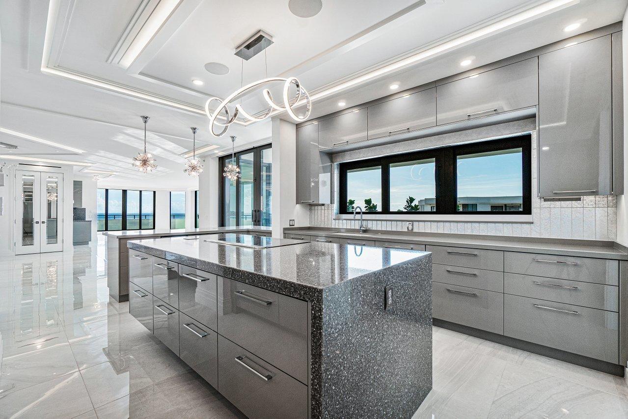 PALM BEACH HAMPTONCONDO DECL FILED 4-26-85-IN - Residential