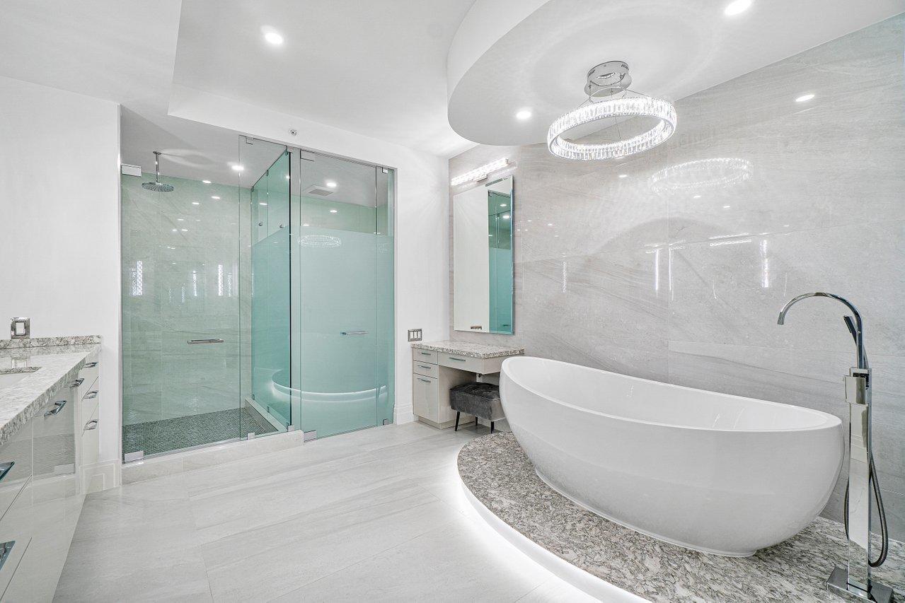 PALM BEACH HAMPTONCONDO DECL FILED 4-26-85-IN - Residential