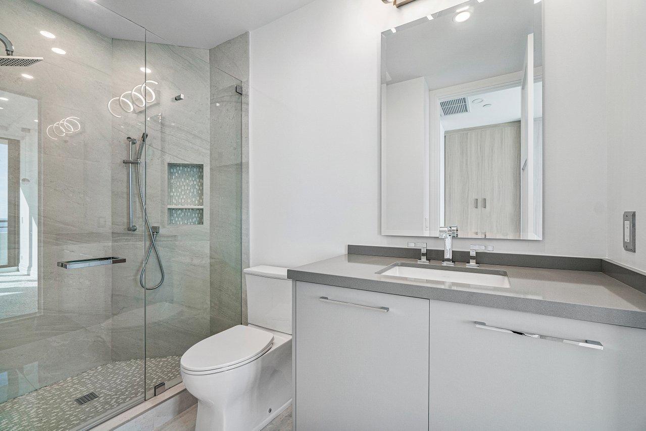 PALM BEACH HAMPTONCONDO DECL FILED 4-26-85-IN - Residential