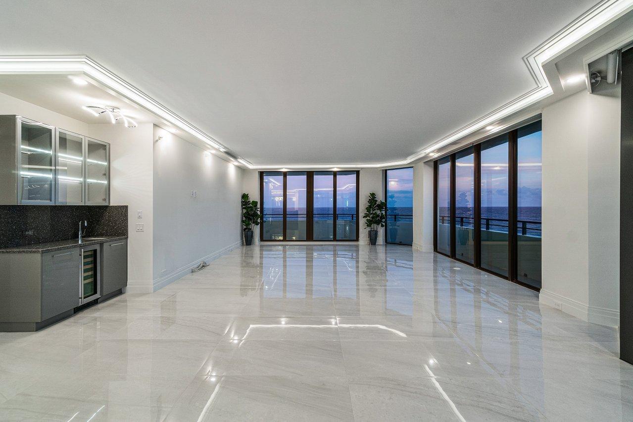 PALM BEACH HAMPTONCONDO DECL FILED 4-26-85-IN - Residential