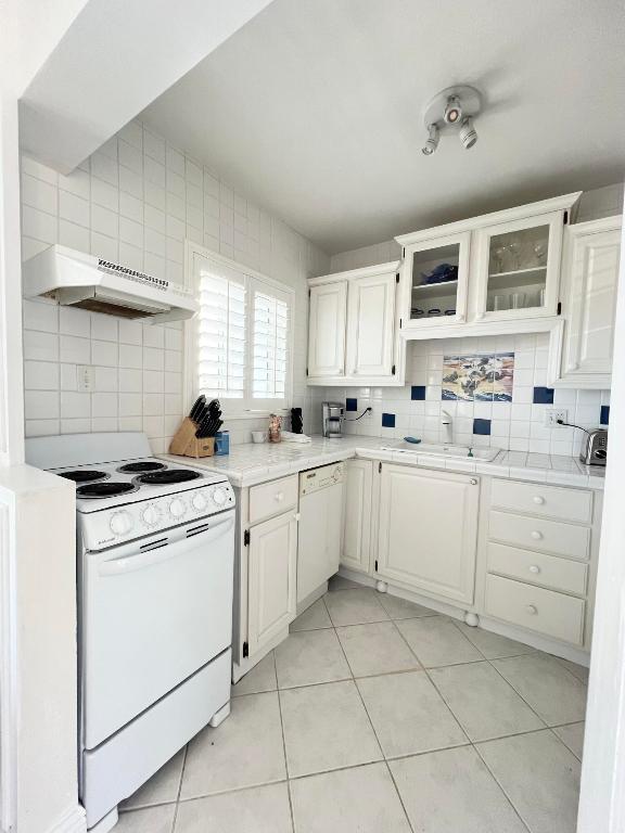 HILLSBORO MILE OCEAN APTS SEC 3 - Residential