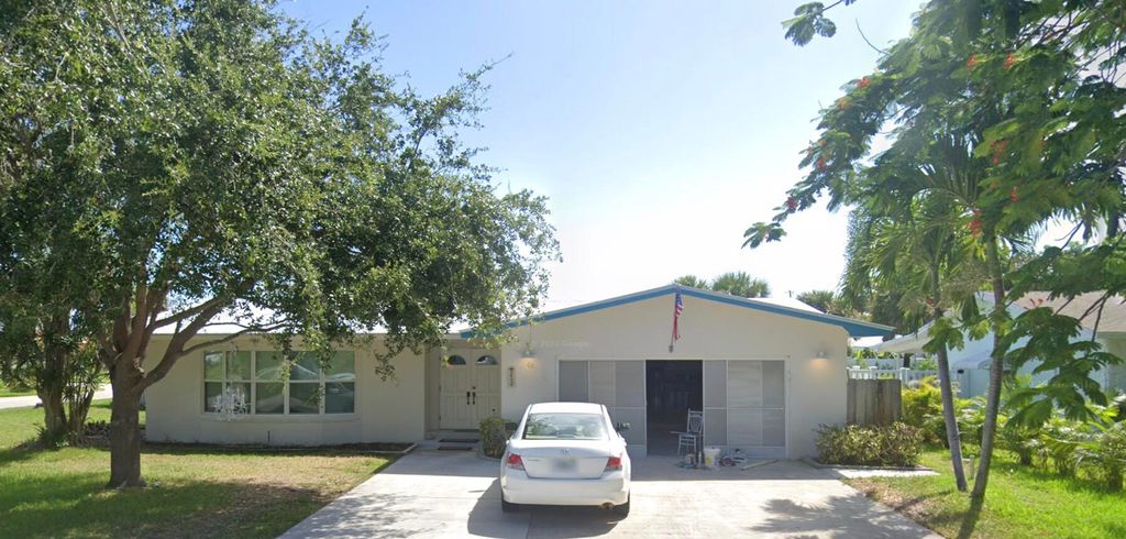 Photo of 602 Malabar Avenue Ave, Fort Pierce, FL 34949 (MLS # R10957612)