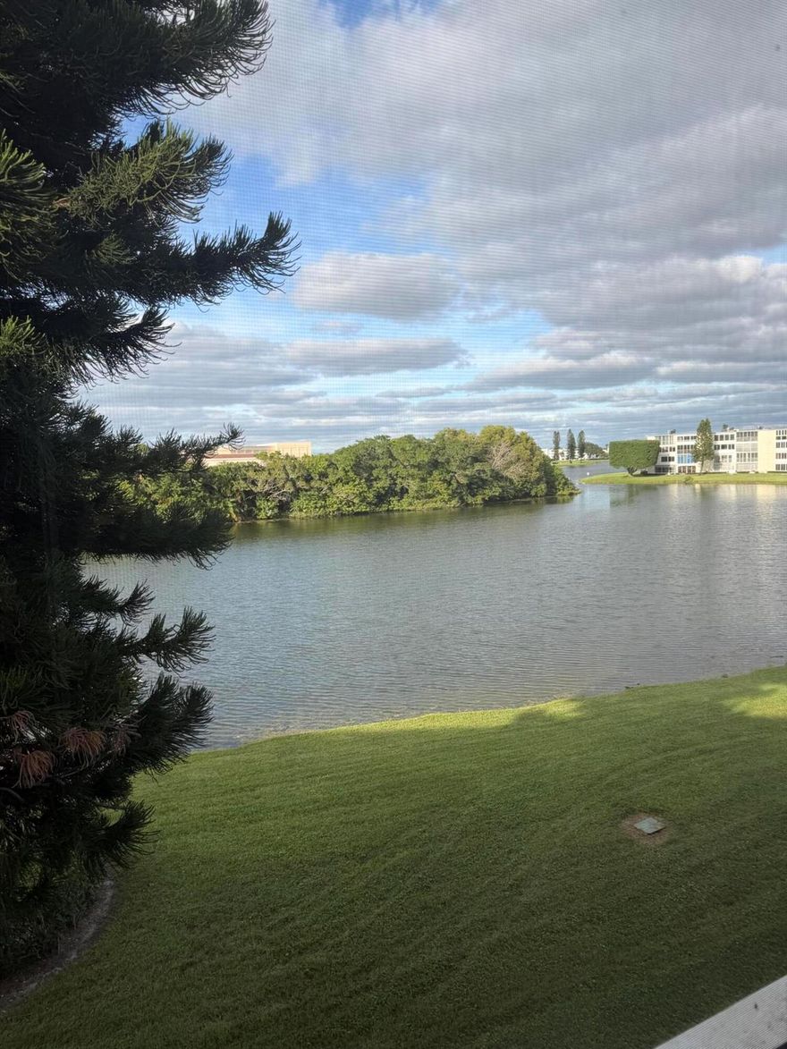 THIS IS AN OFF SEASON RENTAL STARTING IN APRIL 2026 IN AN ACTIVE 55 & OLDER COMMUNITY.FULLY FURNISHED. GREAT LOCATION.