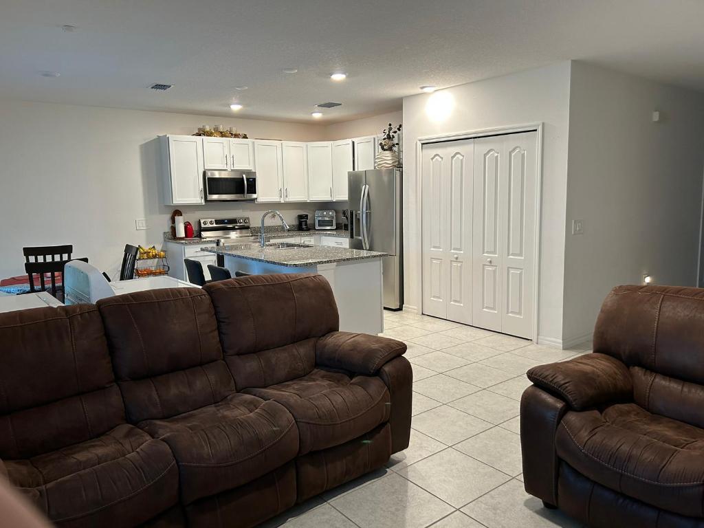 PORT ST LUCIE SECTION 7 - Residential Lease