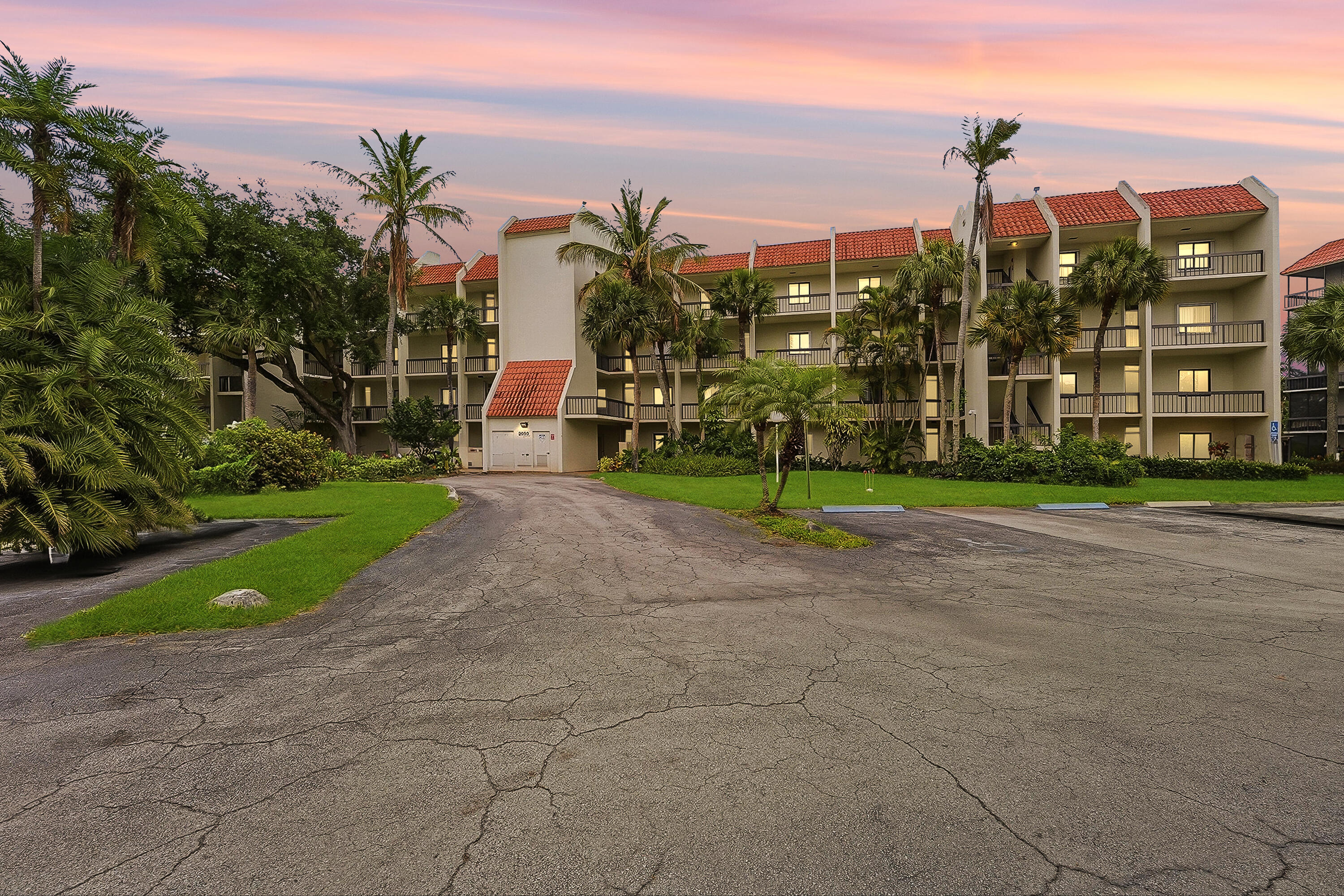 LANDS OF THE PRESIDENT CONDO 8 - Residential