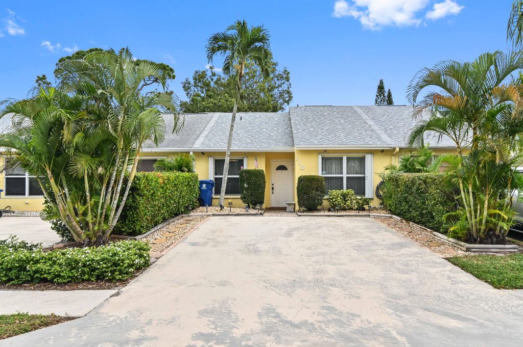 Photo of 110 Oakwood Drive, Jupiter, FL 33458 (MLS # R10953600)