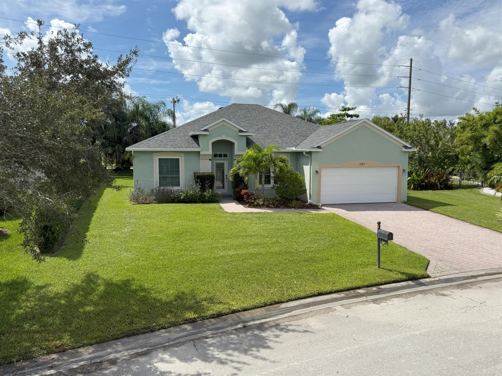 ''''''OAKS OF VERO PD PHA - Residential Lease