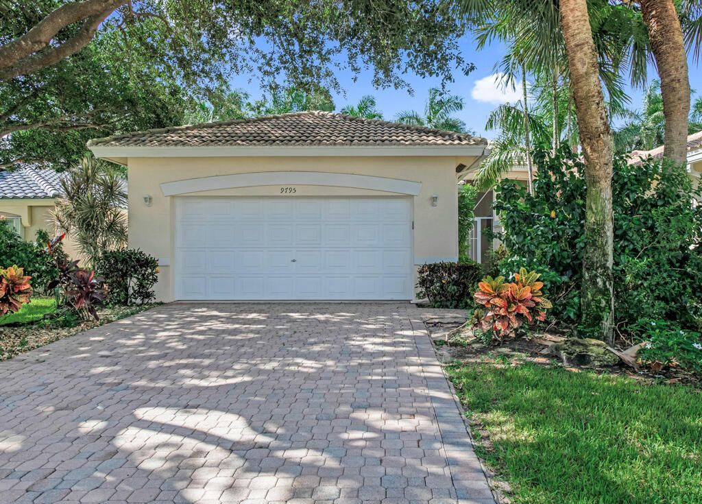 Photo of 9795 Crescent View Drive S, Boynton Beach, FL 33437 (MLS # R11109211)