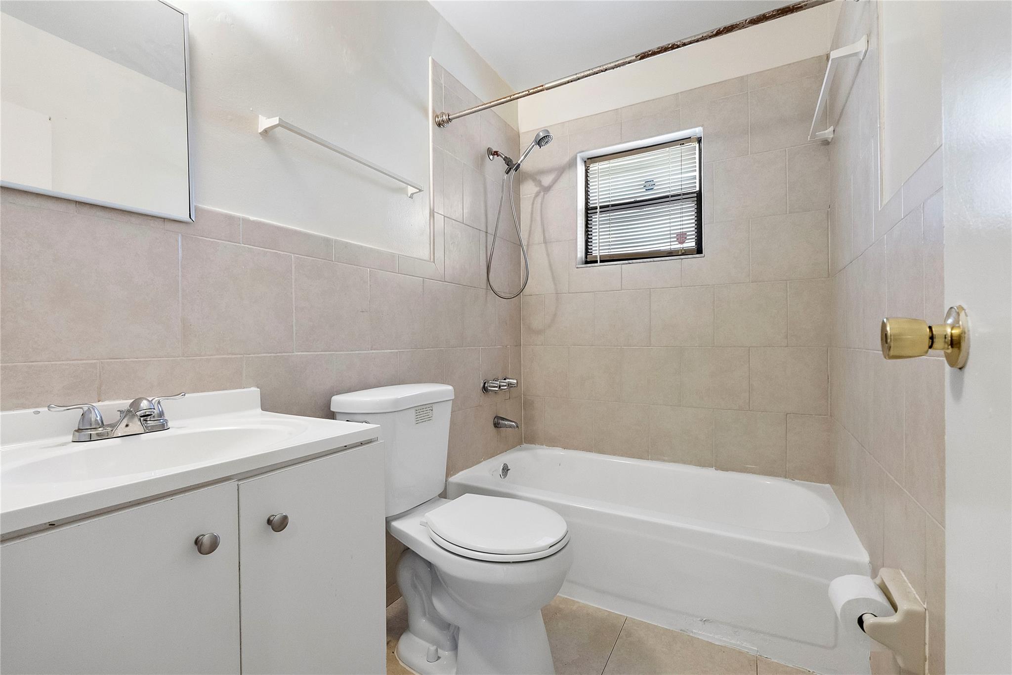 Lincoln Park Corr 5-2 B - Residential Lease