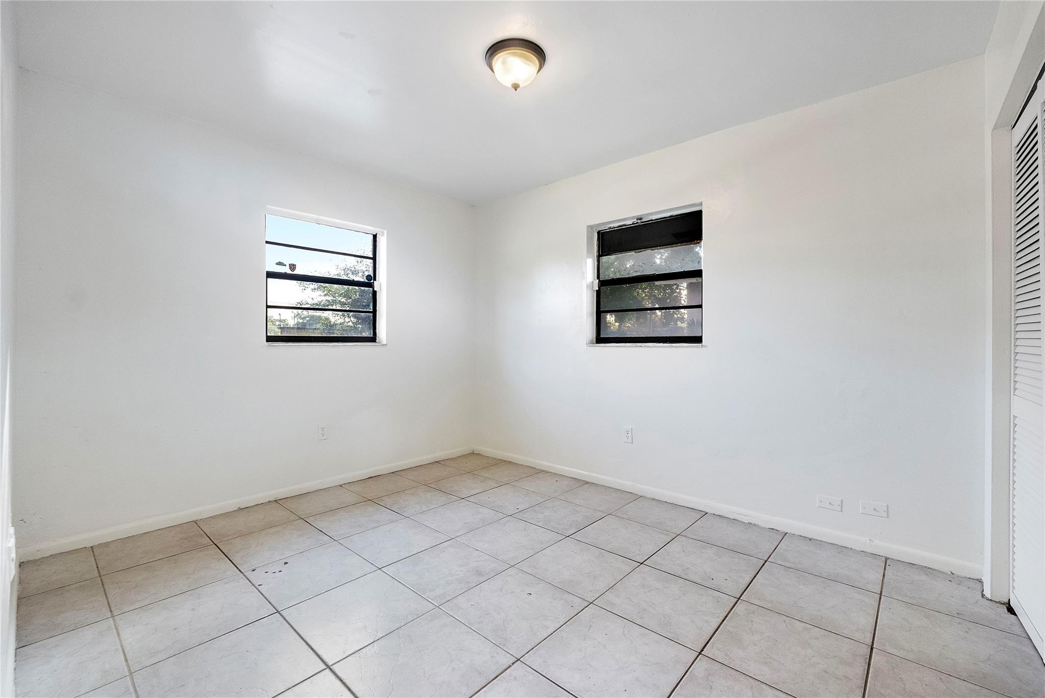 Lincoln Park Corr 5-2 B - Residential Lease