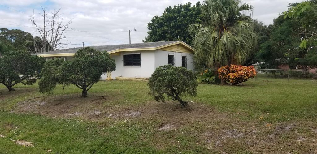 Photo of 3008 Avenue Q, Fort Pierce, FL 34947 (MLS # R11037591)