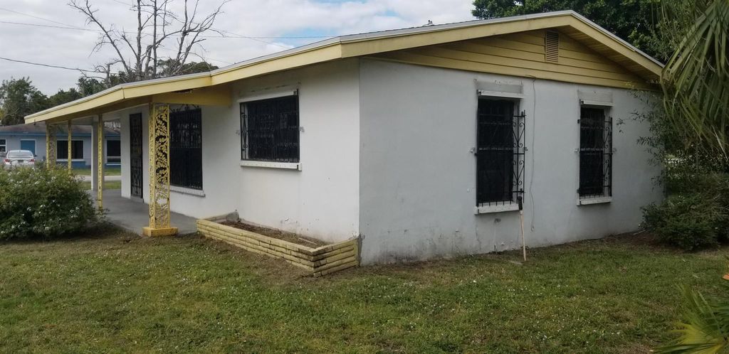 Photo of 3008 Avenue Q, Fort Pierce, FL 34947 (MLS # R11037591)