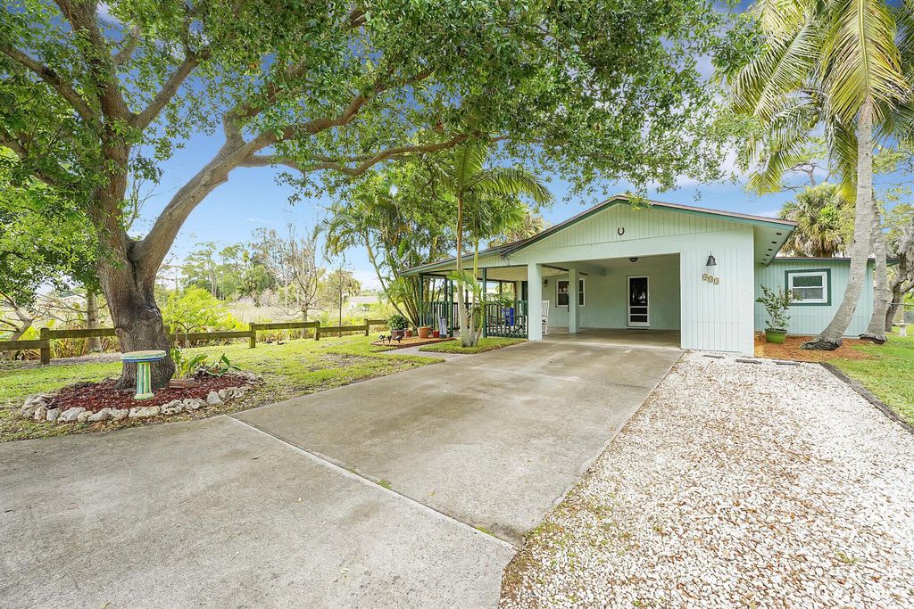 Photo of 433 SW 35th Street, Palm City, FL 34990 (MLS # R10970941)