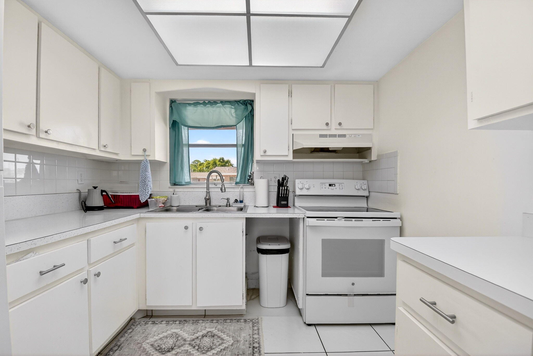 CRESTHAVEN VILLAS CONDO 26 - Residential