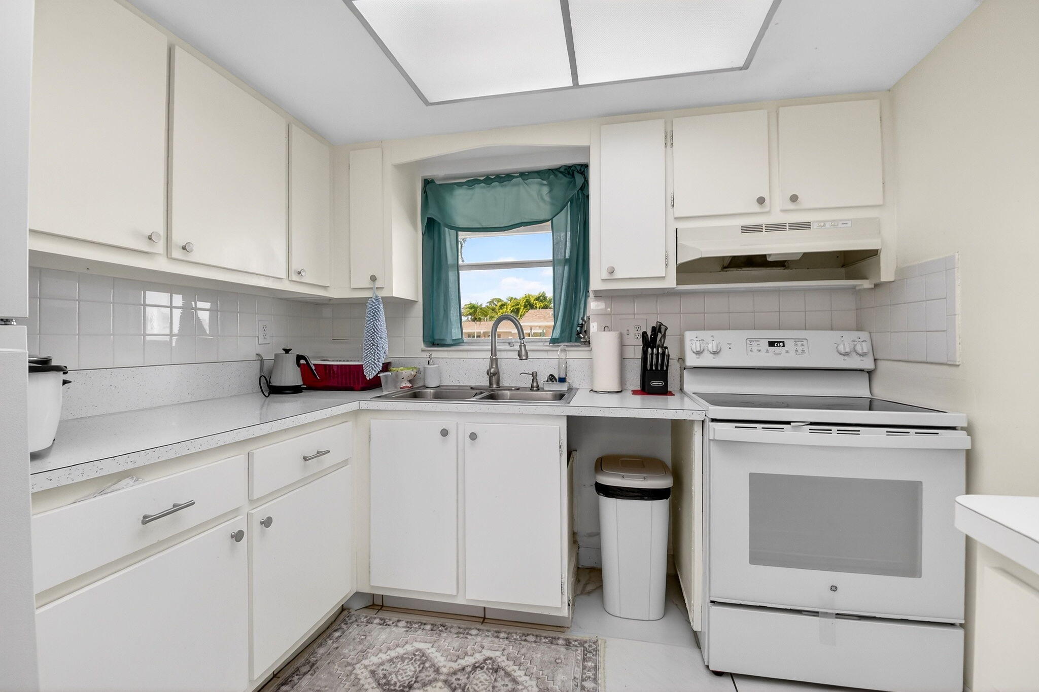 CRESTHAVEN VILLAS CONDO 26 - Residential