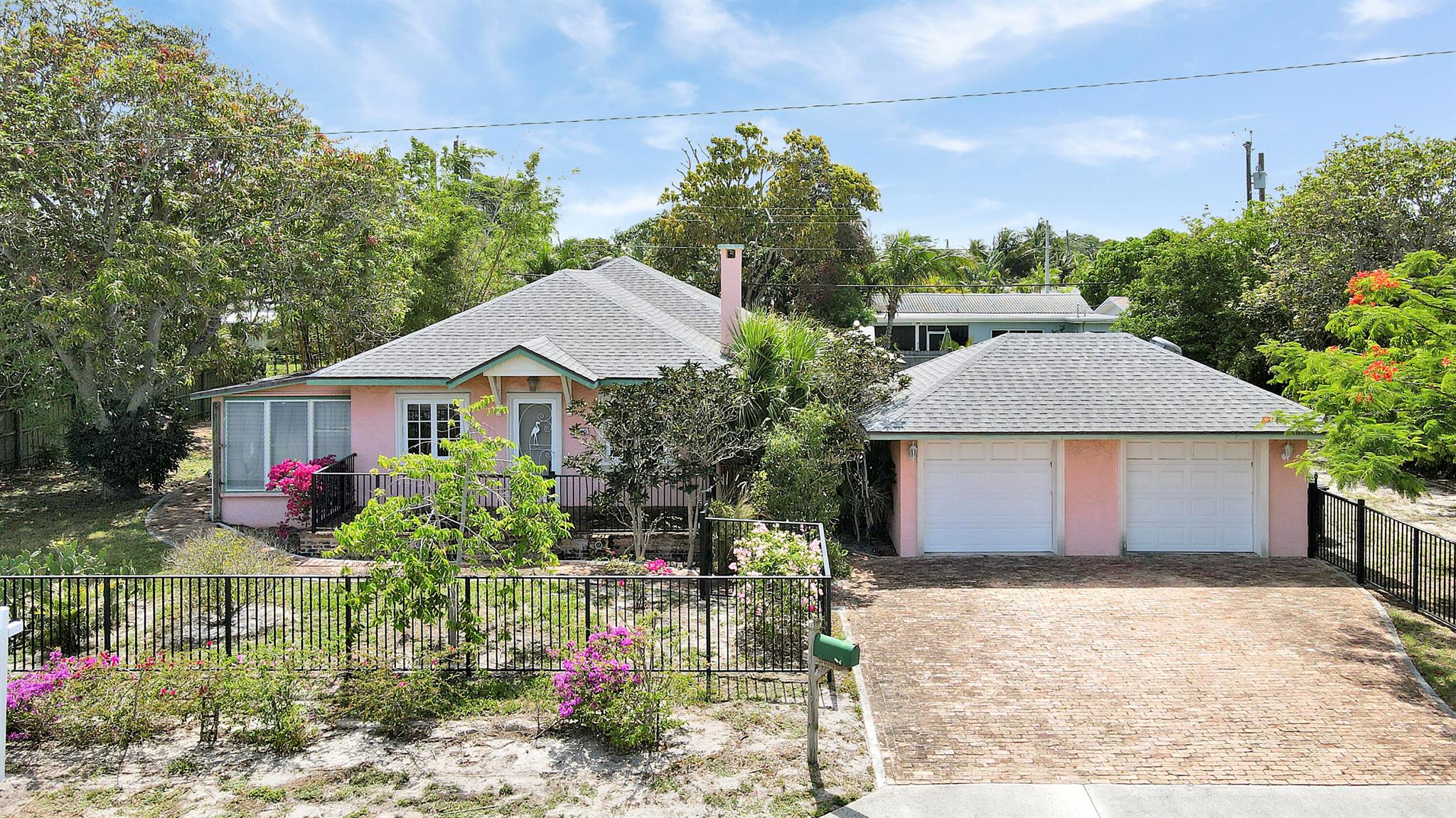 1709 N Palmway