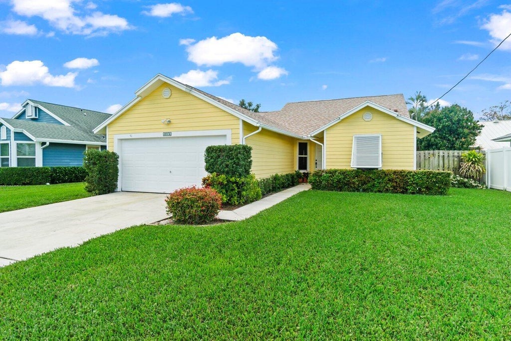 Photo of 6076 Lucerne Street, Jupiter, FL 33458 (MLS # R11067424)