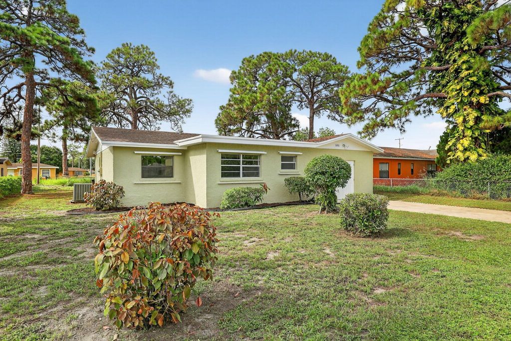 Photo of 3003 Avenue M, Fort Pierce, FL 34947 (MLS # R11122631)