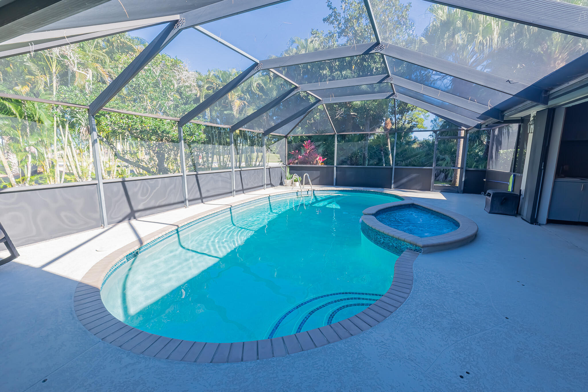 COUNTRY CLUB ESTATES - Residential