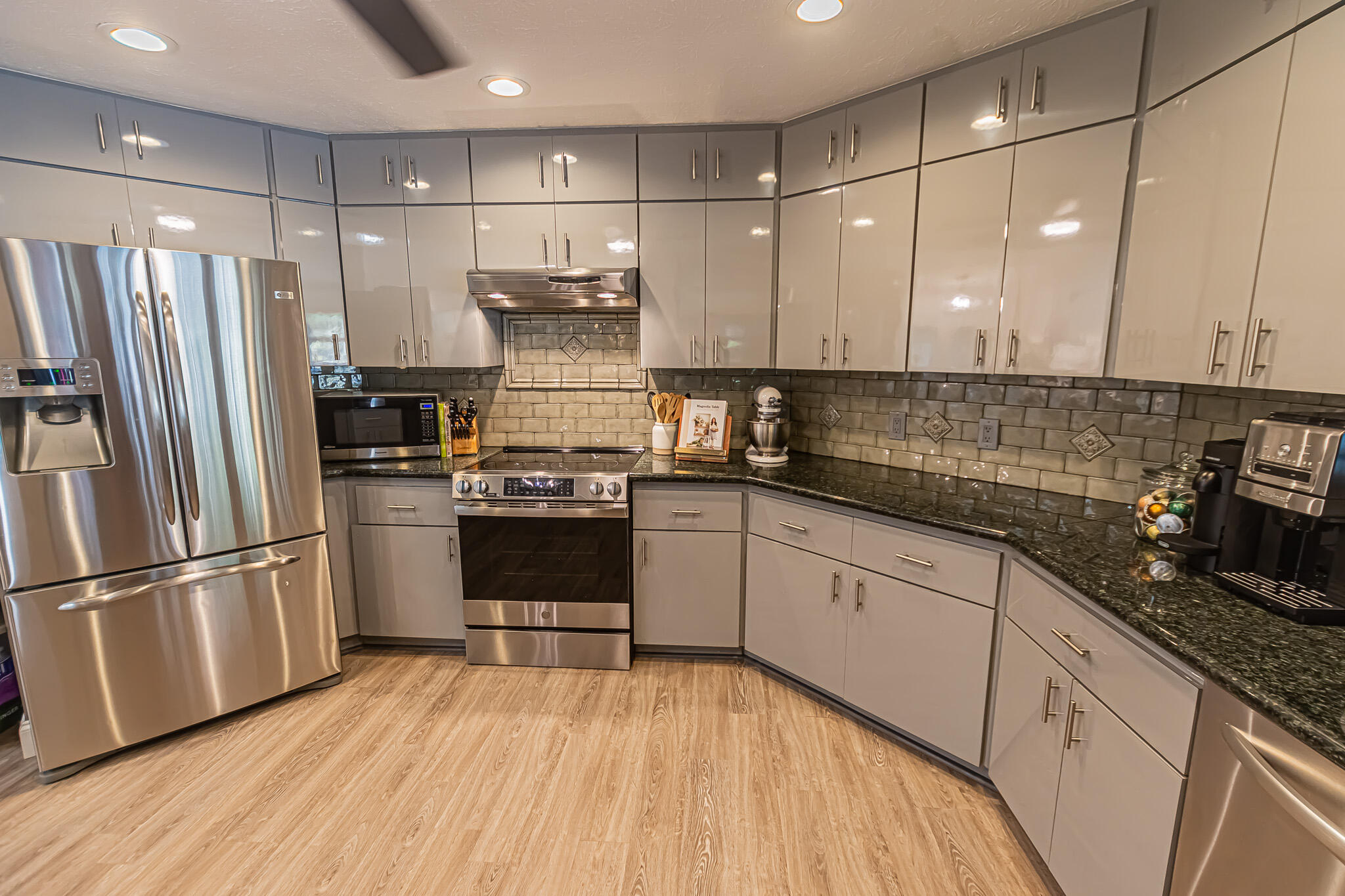 COUNTRY CLUB ESTATES - Residential