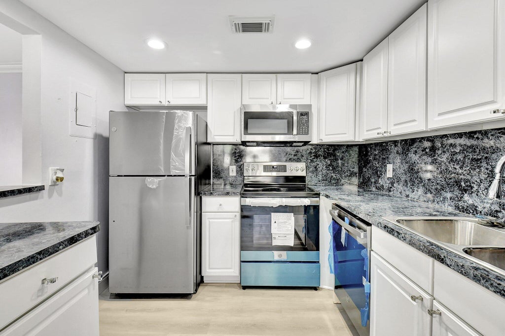 Photo of 450 Saxony J, Delray Beach, FL 33446 (MLS # B26080454)