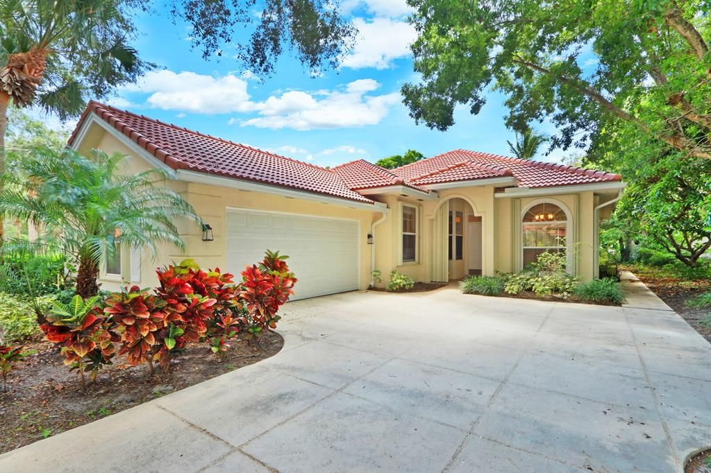 Photo of 200 E Tall Oaks Circle, Palm Beach Gardens, FL 33410 (MLS # R10724221)