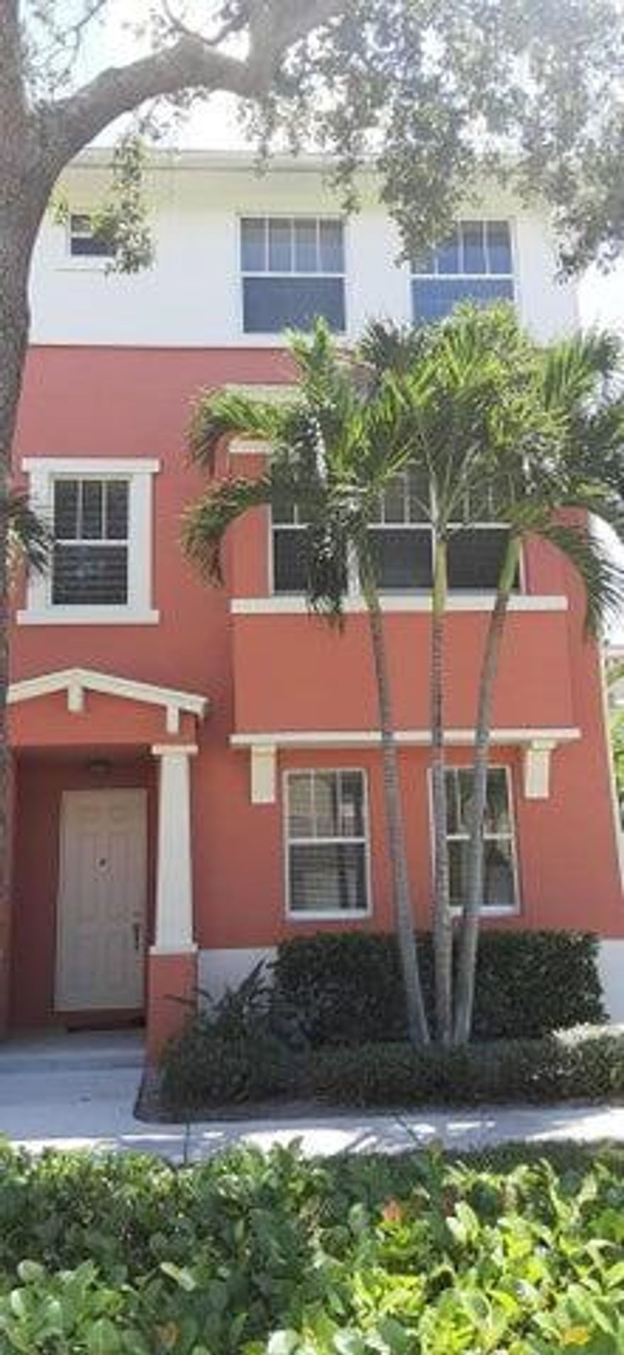 Incredible 3 story 4 bedroom townhouse  centrally located in West Palm Beach, close to shopping, downtown and I-95.
Newy remodeled. Spacious bedrooms, great open area, kitchen dining and living room.  1st floor bedroom with full bath
ideal for guest/in-law/office.