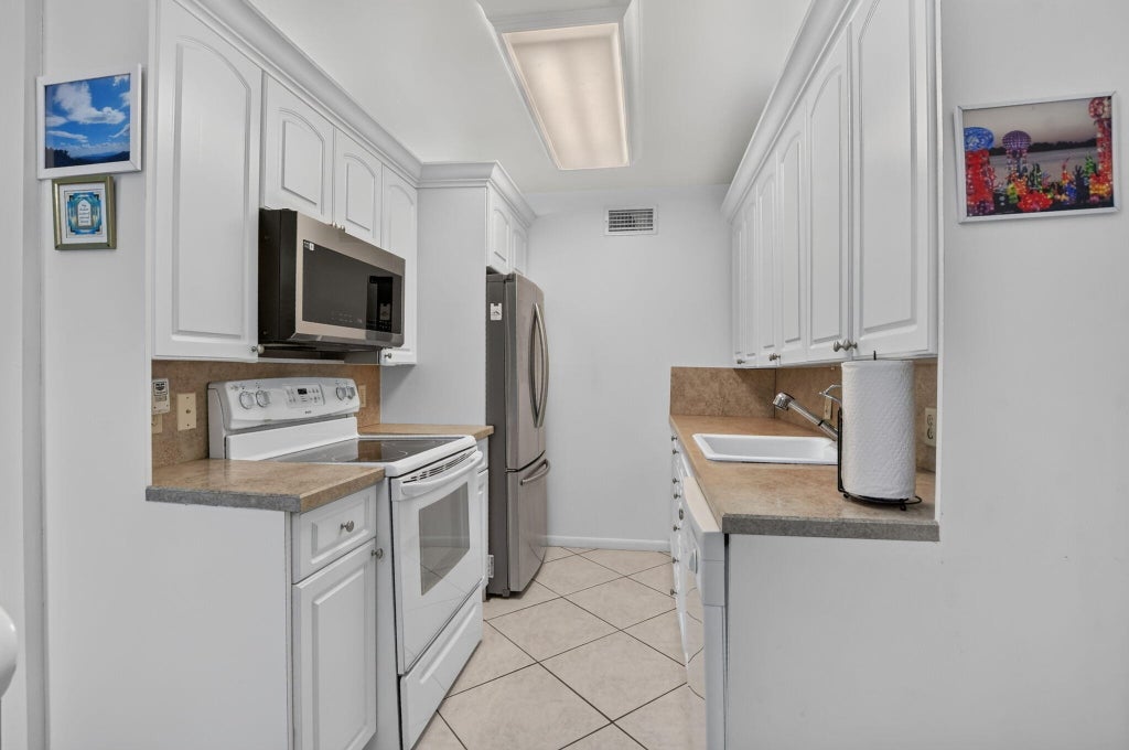 Photo of 2025 Cornwall B, Boca Raton, FL 33434 (MLS # B26088056)