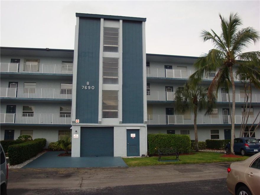 BEAUTIFUL PENTHOUSE CORNER UNIT WITH GREAT PANORAMIC GOLF VIEW. NICELY UPDATED WITH STAINLESS STEEL APPLIANCES,NEW KITCHEN,NEW BATHROONS, FULLY TILED, HURRICANE IMPACT WINDOWS AND YOUR OWN WASHER & DRYER. IMMACULATE, MOVE IN CONDITION, CORNER TOP FLOOR.AS PER ASSOCIATION 55+. NICE CLUBHOUSE WITH POOL,SAUNA,GYM AND MORE. NICE LOCATION. YOUR BUYER WILL LOVE YOU FOR THIS ONE.