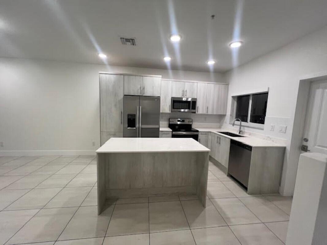 PALM BEACH FARMS CO 7 - Residential Lease