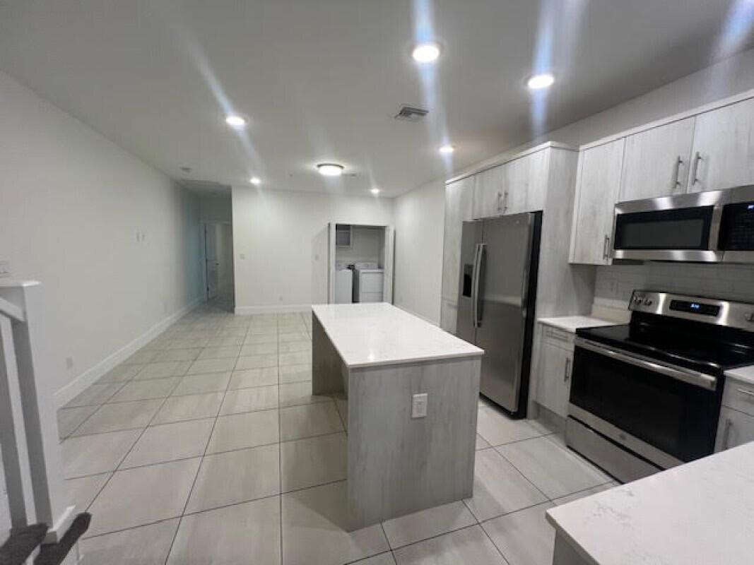 PALM BEACH FARMS CO 7 - Residential Lease