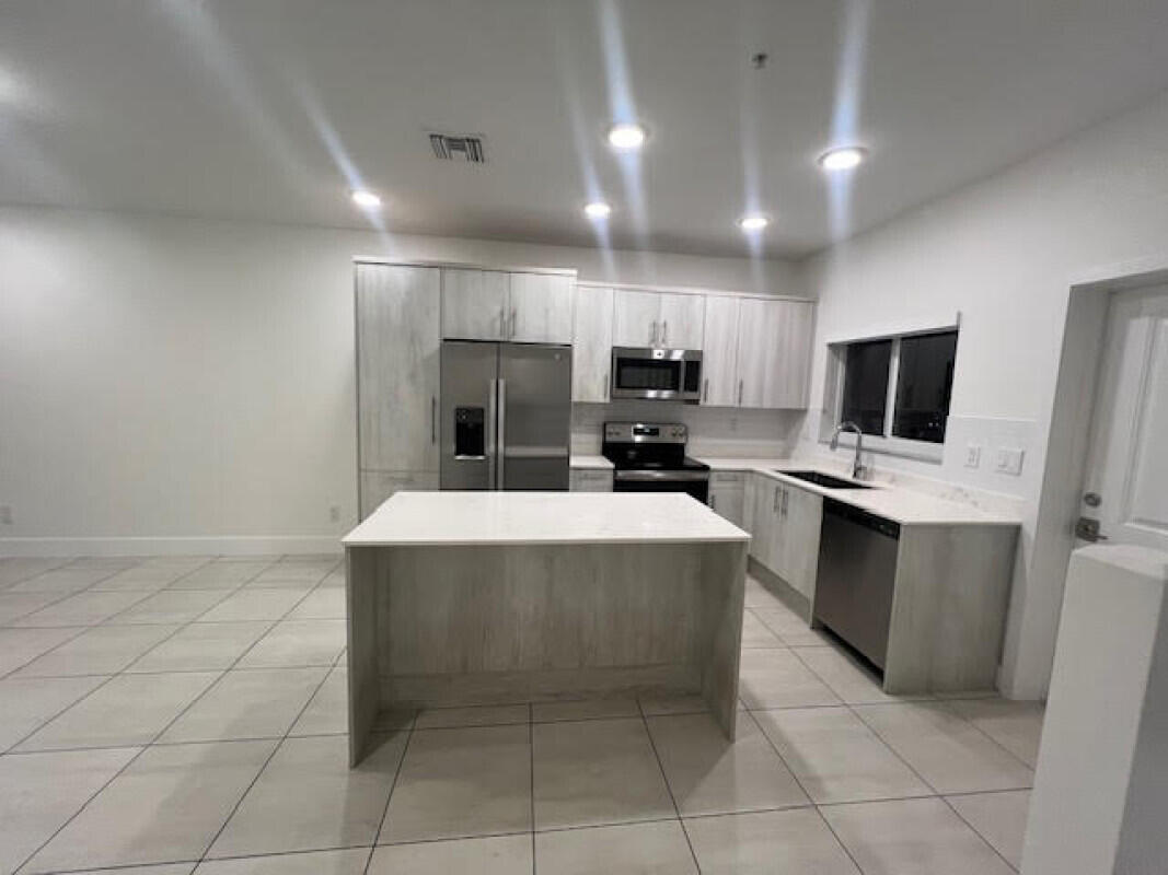 PALM BEACH FARMS CO 7 - Residential Lease