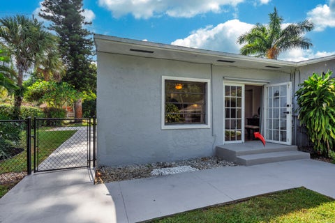 Tiny photo for 400 E Acre Drive, Plantation, FL 33317 (MLS # B26078658)