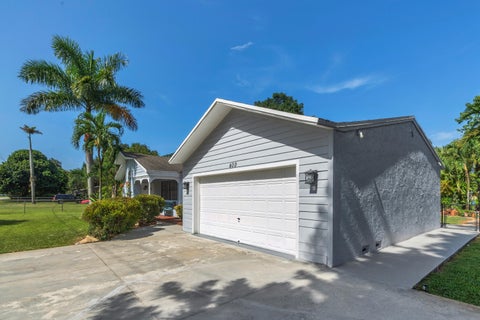 Tiny photo for 400 E Acre Drive, Plantation, FL 33317 (MLS # B26078658)