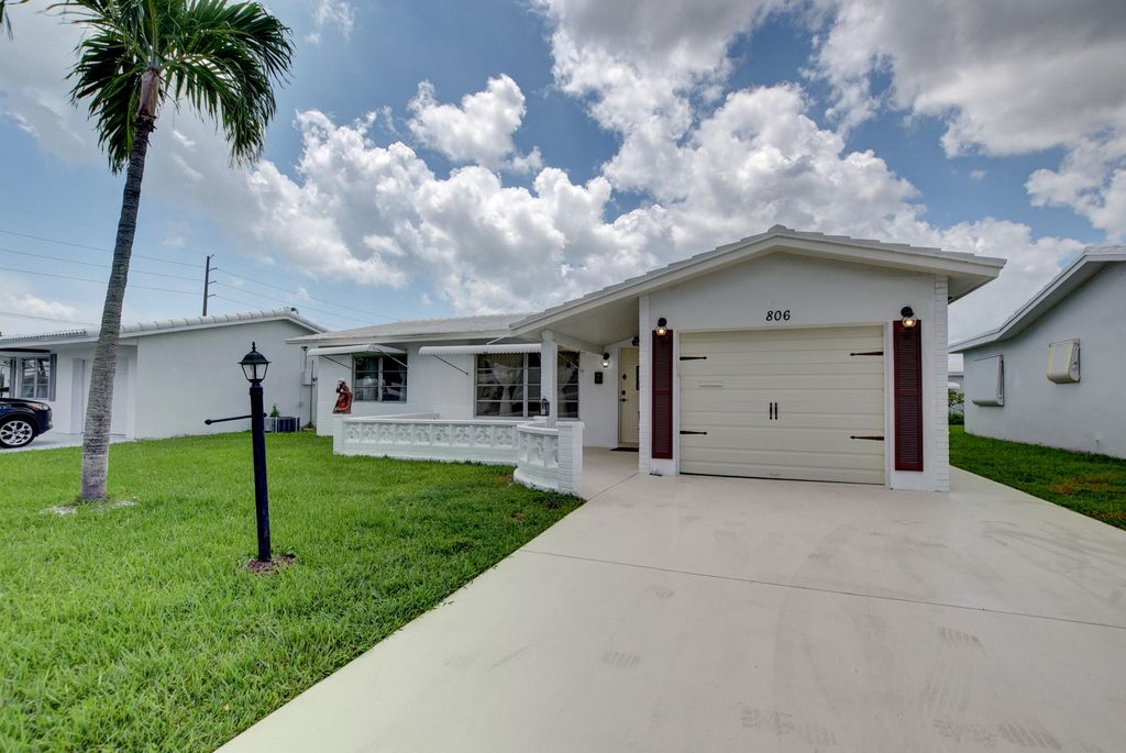 Photo of 806 SW 5th Avenue, Boynton Beach, FL 33426 (MLS # R11005288)