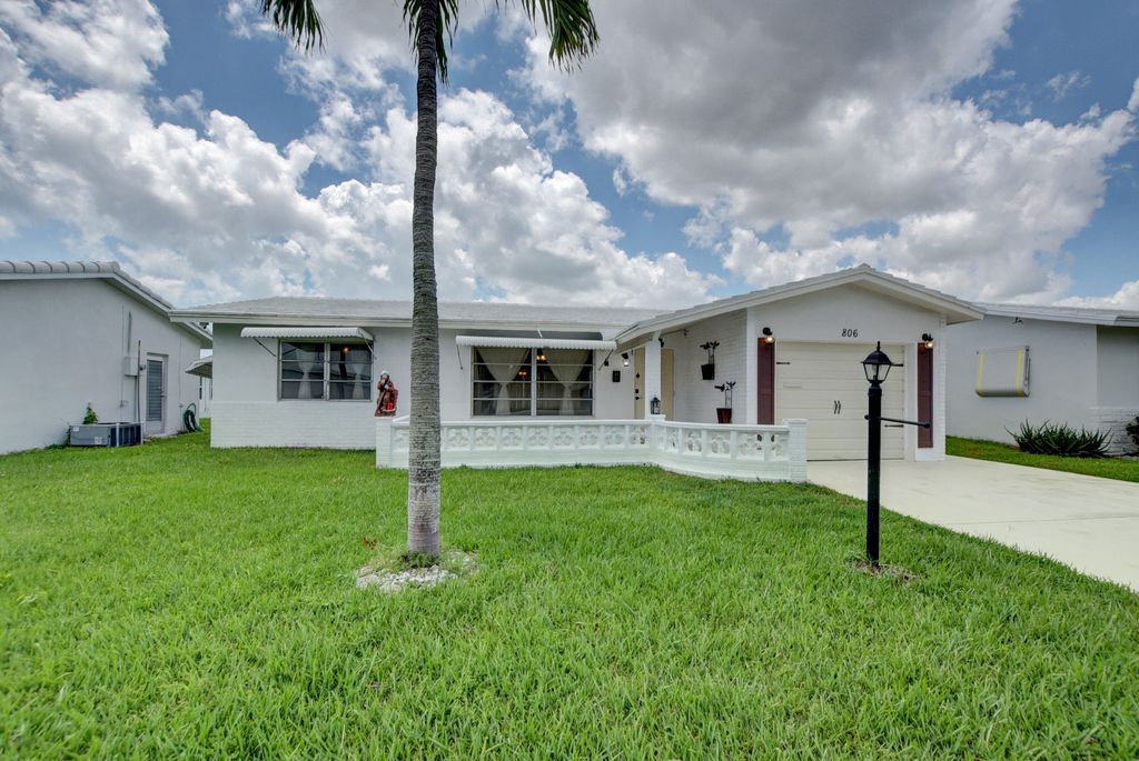 Photo of 806 SW 5th Avenue, Boynton Beach, FL 33426 (MLS # R11005288)