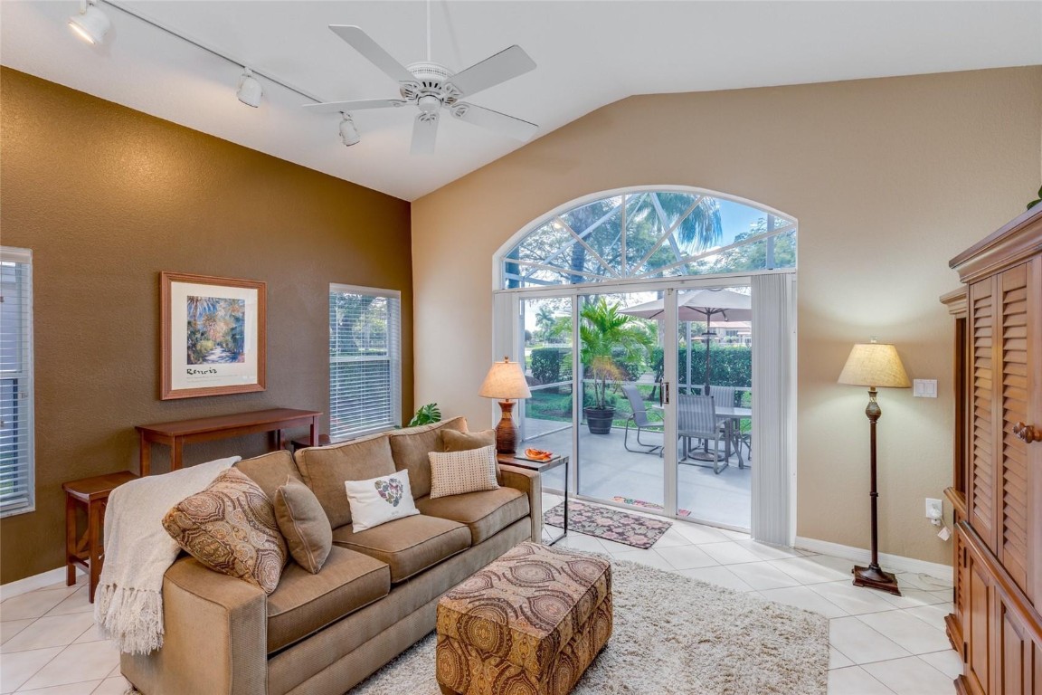 Hollywood Lakes Country C - Residential