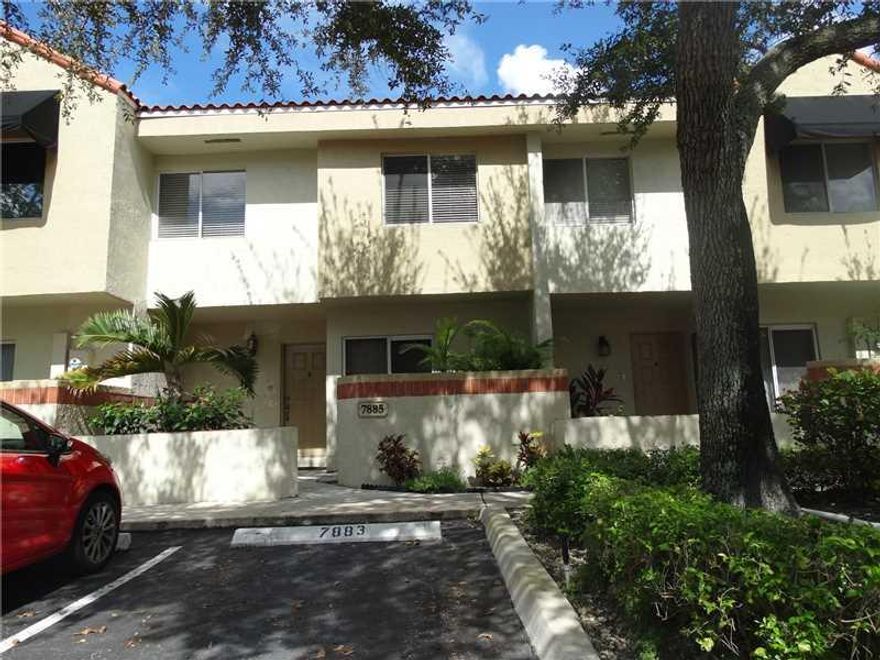 Amazing opportunity to own a move in ready 3/2.5 townhouse in the heart of Plantation! Gorgeous neutral tile throughout the first floor! Open floor plan is perfect for entertaining! Eat-in remodeled kitchen including built-in pantry! Large master suite fe aturing big walk-in plus extra closet! All bathrooms have been tastefully updated! Community pool and clubhouse! Close to highways, shopping and restaurants! Will not last!