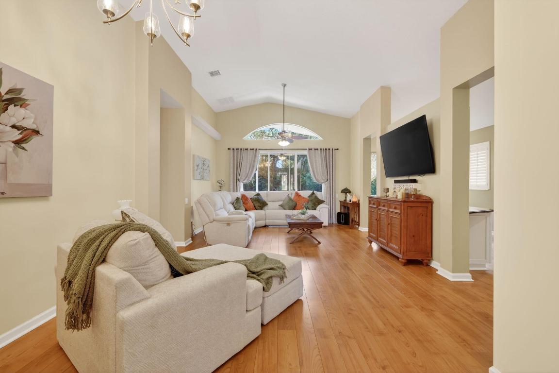 357 NW Springview Loop