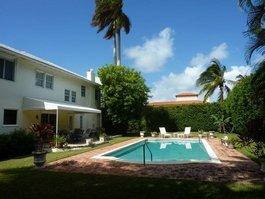 IN-TOWN ''SEA-STREET'' TRADITIONAL HOME SITUATED ON SOUTH EXPOSURE, LAKEBLOCK DOUBLE LOT on ''Cul-de-sac'' STREET. Wonderful 4 Bedroom / 3.5 bath home with open floor plan, large private walled-in yard/pool, & 1BR guest house with kitchenette.Walking distance to schools, restaurants & bike trail, recreation center / tennis courts. Gated / Private beach access.Renovate or build new!