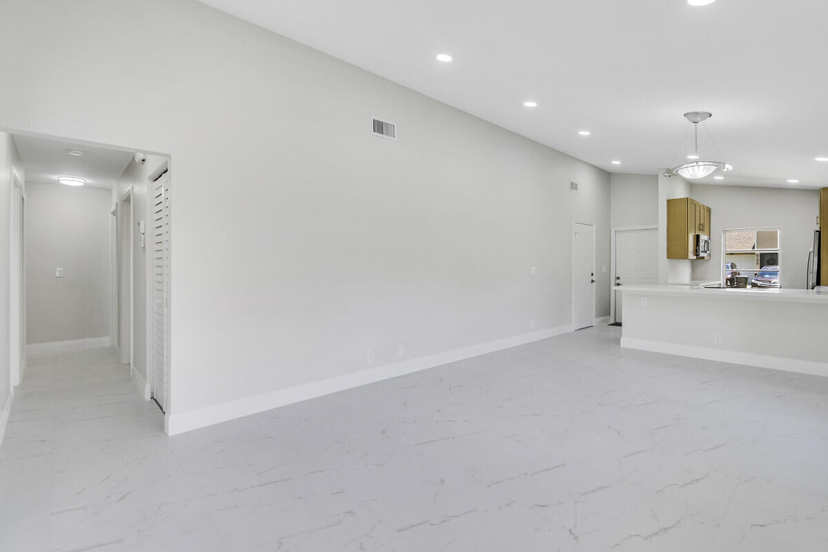 WHISPER WALK SEC C CONDO - Residential