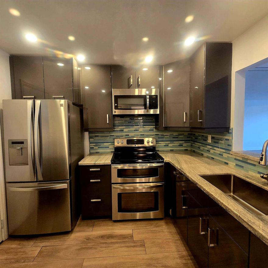 MOVE IN READY! THIS GORGEUS 1 BEDROOM  1 and & 1/2 BATH CAN BE YOUR NEXT “HOME”. PROPERTY OFFERS: A BEAUTIFUL OPEN KITCHEN BAR COUNTER WITH GRANITE COUNTER & SS APPLIANCES, UPDATED BATHROOMS, LAMINATED FLOOR, LOTS OF CLOSET SPACE WITH SCREEN PATIO. IN QUITE AND DESIRED PLANTATION! DO NOT MISS THIS OPPORTUNITY.  THE AMENITIES INCLUDE: POOL, BARBECUE AREA, GYM, POOL TABLE, AND MORE. CLOSE TO SHOPPING CENTERS, MALL, MAJOR HIGHWAYS AND UNIVERSITY! EXCELLENT LOCATION. AS PER ASSOCIATION 650 CREDIT IS REQUIRED TO BE APPROVED