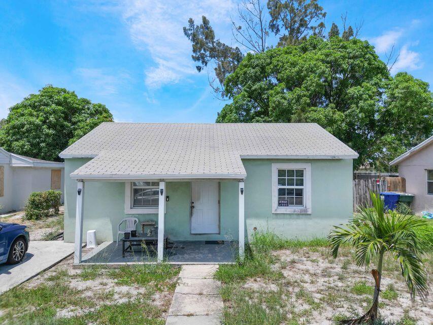 Excellent investment opportunity! This charming single-family home comes with a turn-key tenant already in place, providing immediate rental income. Located in a designated Opportunity Zone, this property offers valuable tax advantages for savvy investors. With just a bit of TLC, there's strong potential to increase rental income and property value. Whether you're a first-time buyer or a seasoned investor, this is a smart addition to any portfolio.