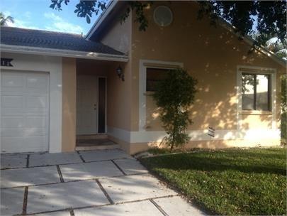Spacious 3-Bed, 2-Bath Home with Optional 4th Bedroom (Den) – For Rent!
This well-maintained property offers comfortable living with a bright open layout, ample closet space, and a large backyard. Conveniently located near major roads including Pembroke Road and University Drive, with easy access to I-75 and Florida's Turnpike. Situated in a quiet, family-friendly neighborhood, the home is just minutes from Pembroke Lakes Mall, parks, restaurants, and grocery stores. Zoned for top-rated schools such as Pines Middle School and Charles W. Flanagan High School. Don't miss this opportunity to live in the heart of Pembroke Pines!
