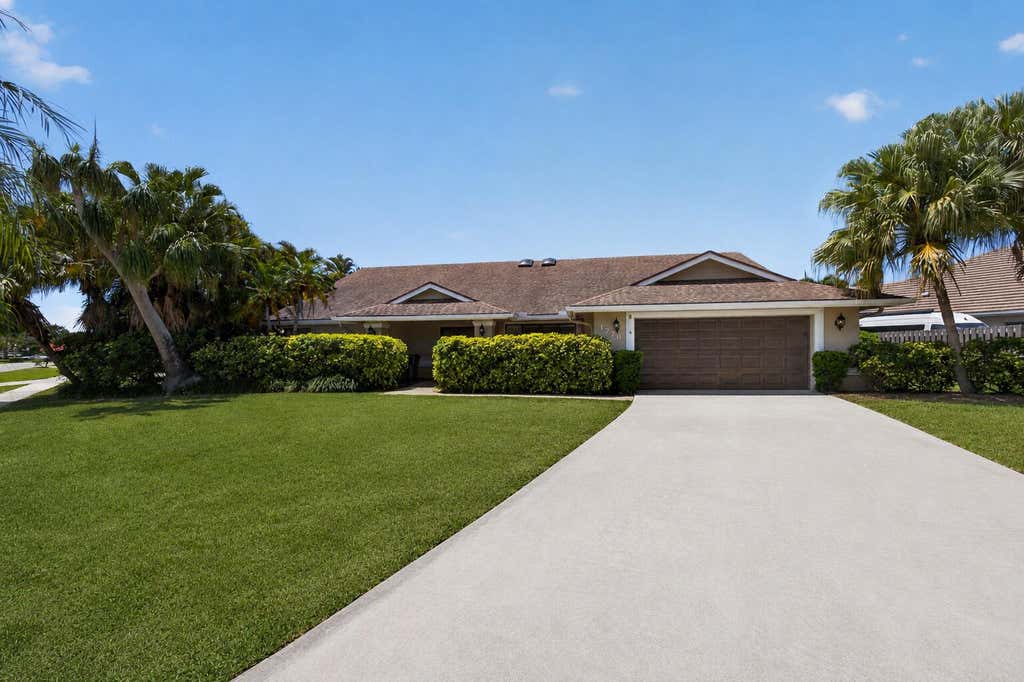 Photo of 1773 WILTSHIRE VILLAGE Drive, Wellington, FL 33414 (MLS # B26053429)