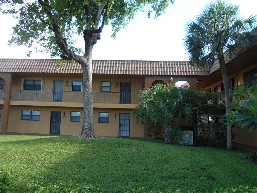 THIS IS A GREAT STARTER HOME FOR A FIRST TIME HOME BUYER.  HOME FEATURE A SCREENED IN PATIO ON THE 2ND FLOOR UNIT. CERAMIC TILE THROUGHOUT. CONVENIENTLY LOCATED IN THE HEART OF BOYNTON BEACH, CLOSE TO SHOPPING CENTERS, RESTAURANTS, MALL, HOSPITAL  AND EASY ACCESS TO I-95.