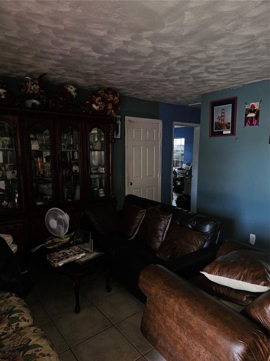 BEAUTIFU HOME LOCATED IN POMPANO - A LOT OF FRUITS - GREAT OPPORTUNITY