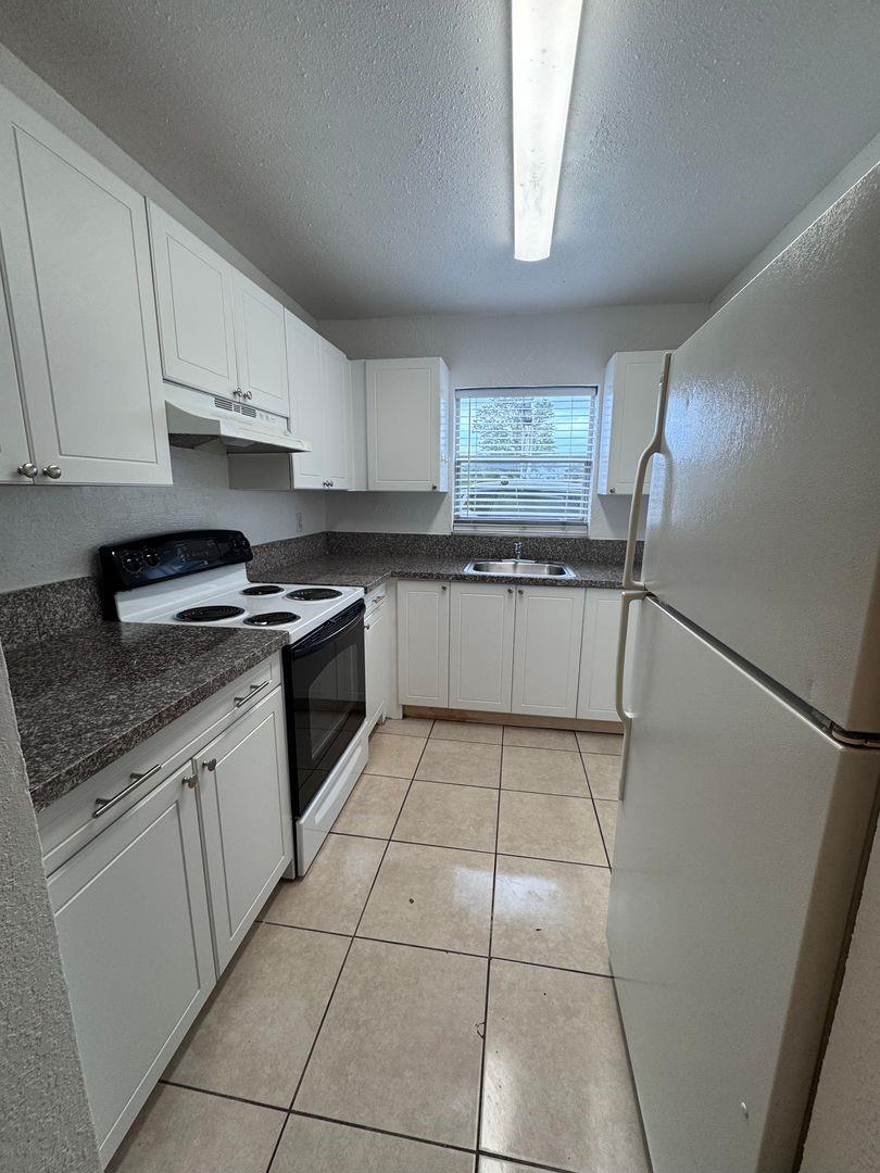 Welcome to this lovely 2 bedroom, 1 & half bathroom townhouse apartment located in Coral Springs, Florida, 33065. The kitchen is equipped with a refrigerator and stove.