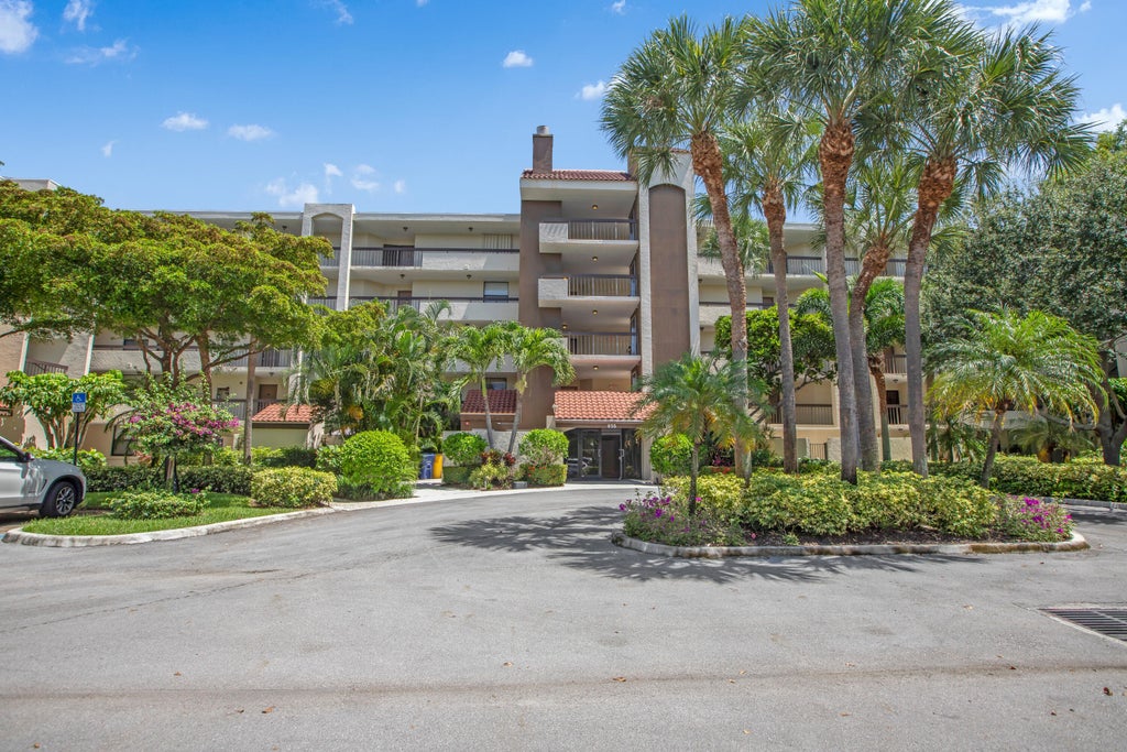 Photo of 955 Egret Circle #104, Delray Beach, FL 33444 (MLS # B26059040)